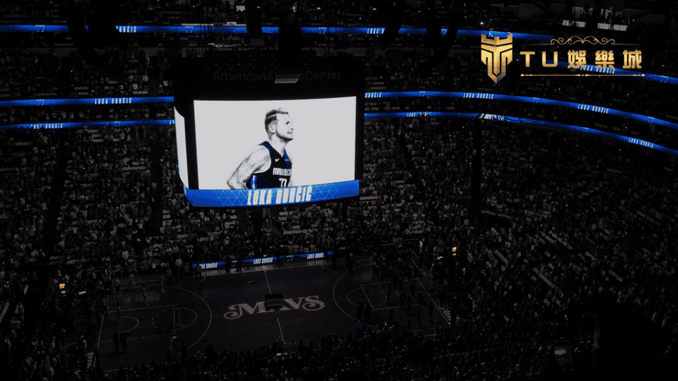 Luka Doncic狂轟45分!TU娛樂城盤口分析:這場不只是情懷局 1 圖片中為Doncic首次回歸達拉斯主場,獨行俠製作的致敬影片,畫面非常感人