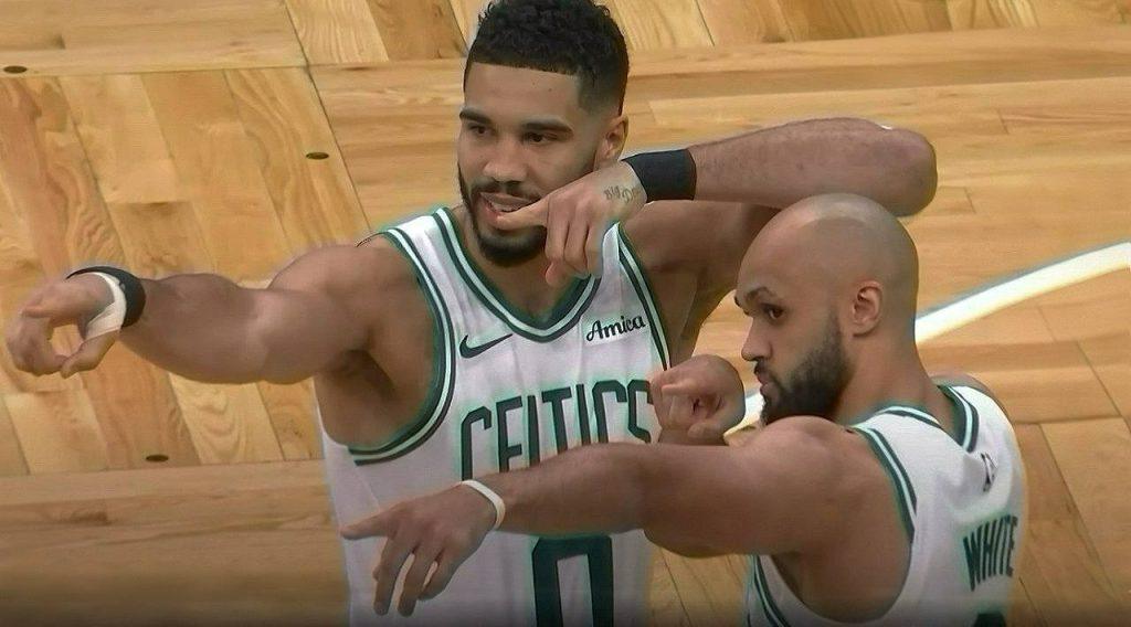 塞爾提克連兩戰崩盤!尼克逆轉再下一城 NBA東區準決賽2比0關鍵解析|TU娛樂城盤口分析 1 波士頓塞爾提克球員賽中互動慶祝畫面,Tatum與White身穿主場球衣,展現團隊默契與氣勢|2025 NBA季後賽